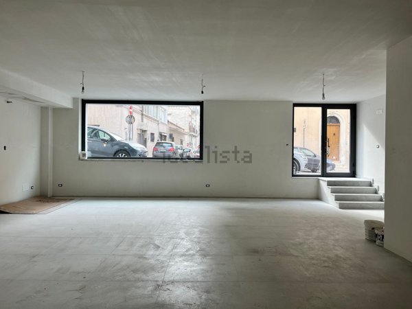 locale commerciale in vendita a Gravina in Puglia