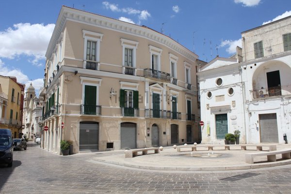 locale commerciale in vendita a Gravina in Puglia in zona Centro Città