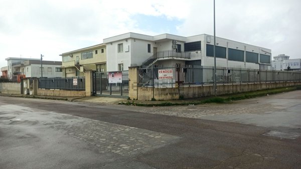 locale commerciale in vendita a Gravina in Puglia