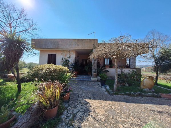 casa indipendente in vendita a Locorotondo