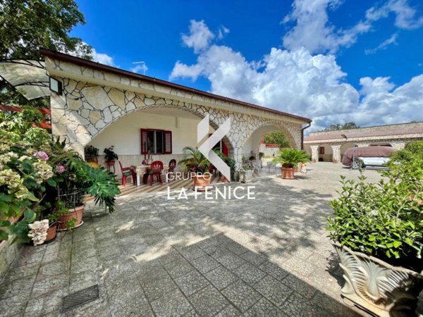 casa indipendente in vendita a Locorotondo