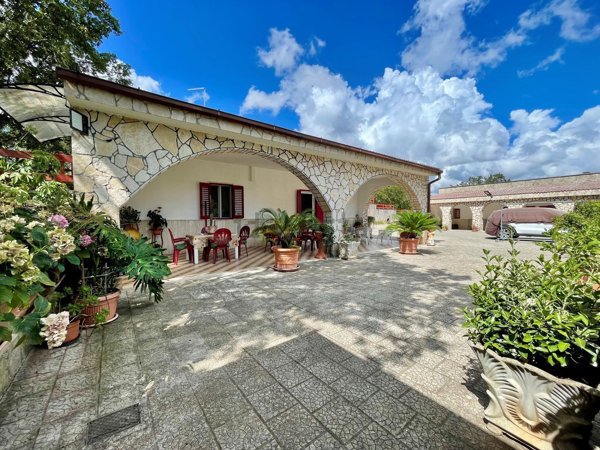 casa indipendente in vendita a Locorotondo