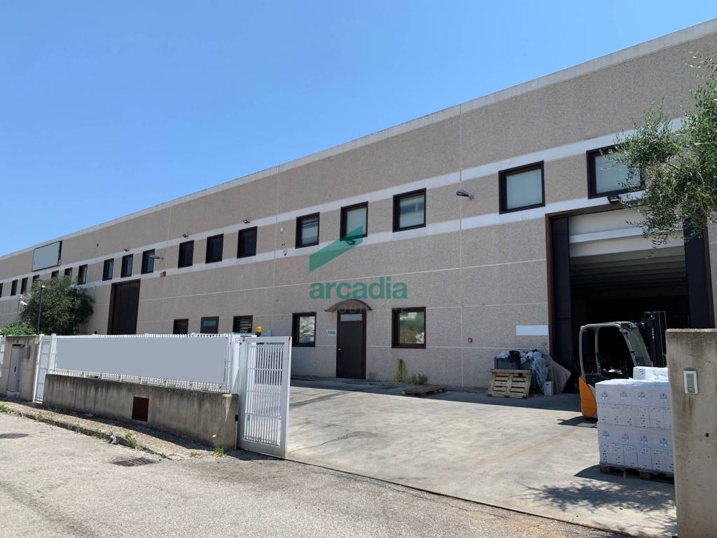 locale commerciale in vendita a Modugno