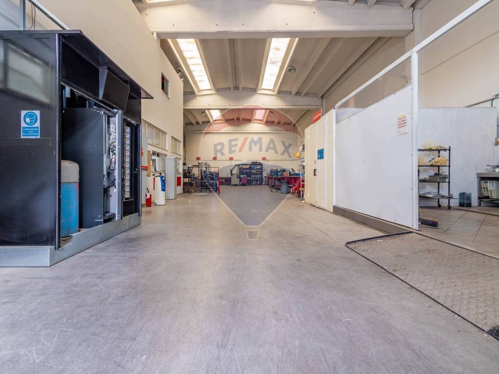 locale commerciale in vendita a Modugno