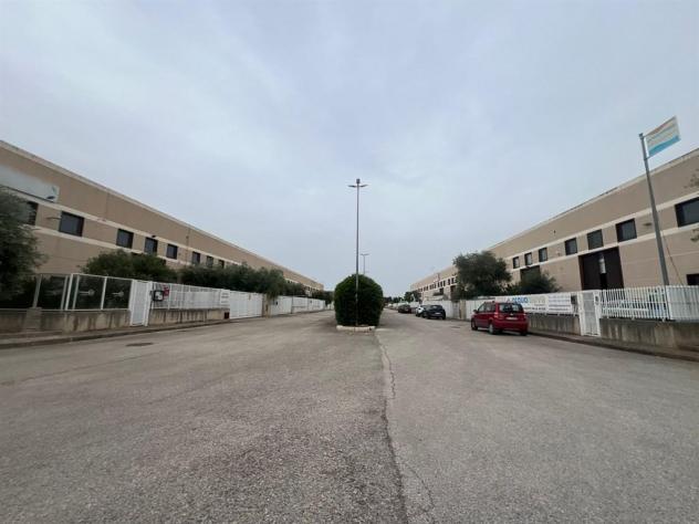 locale commerciale in vendita a Modugno