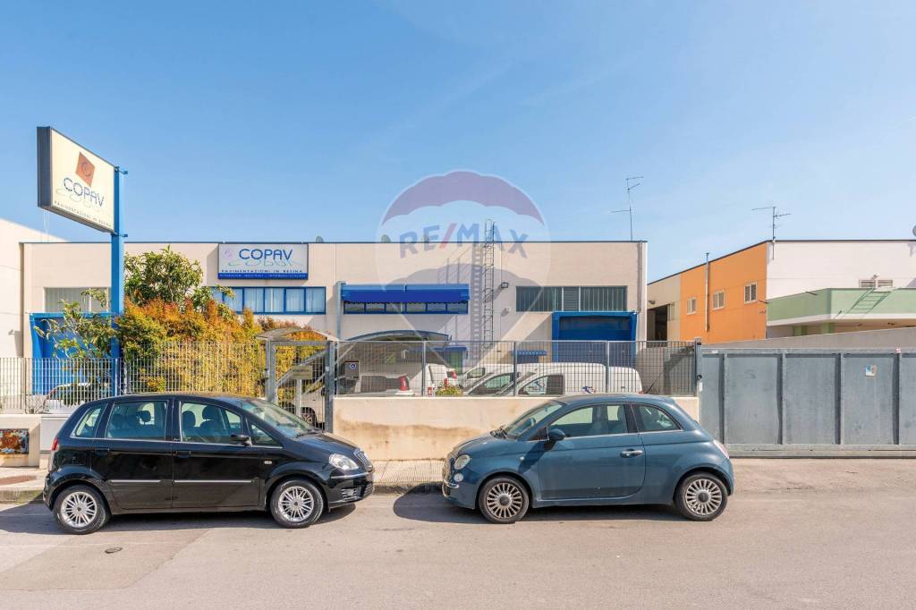 locale commerciale in vendita a Modugno