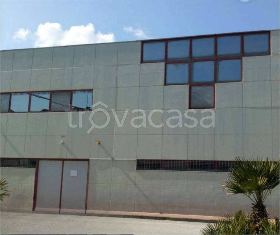 locale commerciale in vendita a Modugno