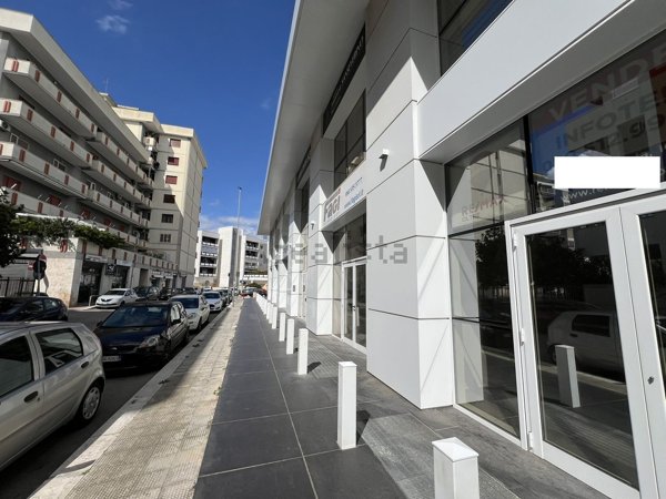 locale commerciale in vendita a Modugno