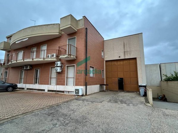 locale commerciale in vendita a Modugno