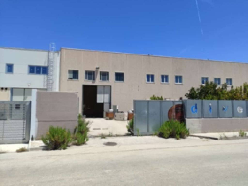 locale commerciale in vendita a Modugno