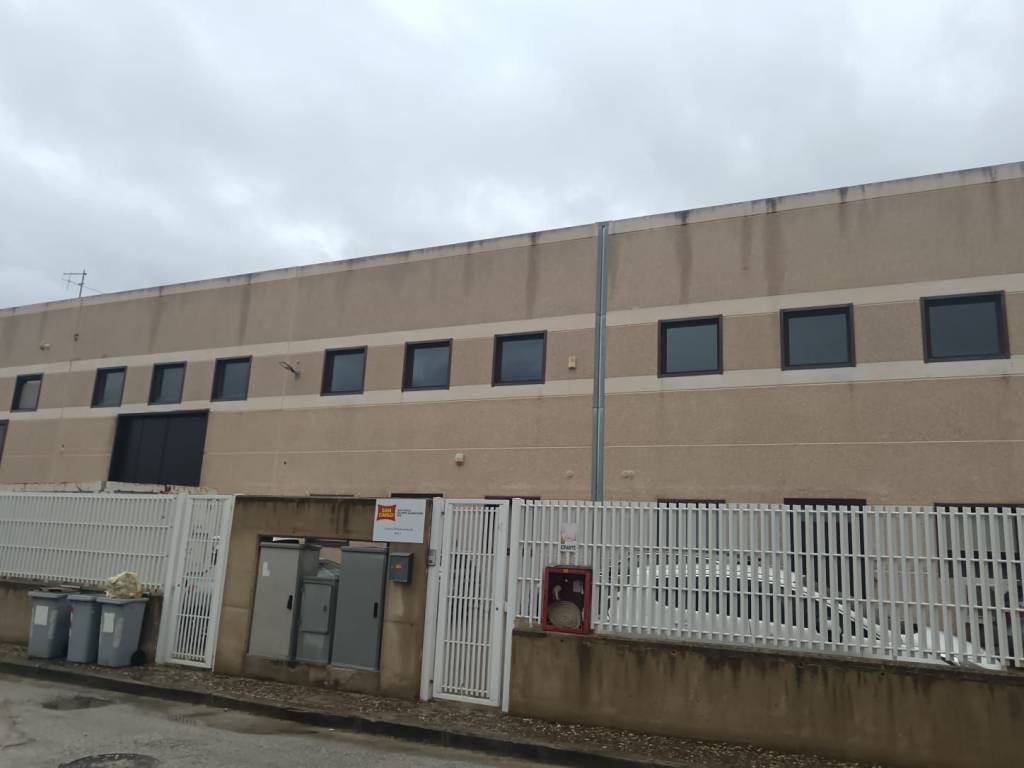 locale commerciale in vendita a Modugno