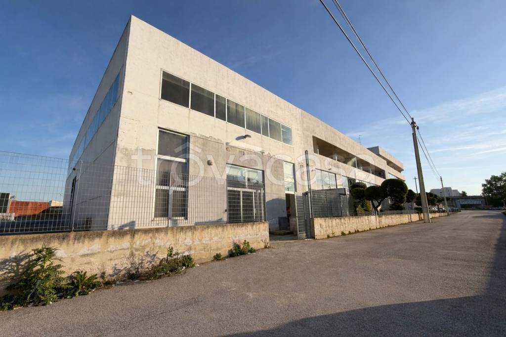 locale commerciale in vendita a Modugno