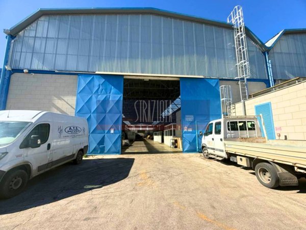 locale commerciale in vendita a Modugno