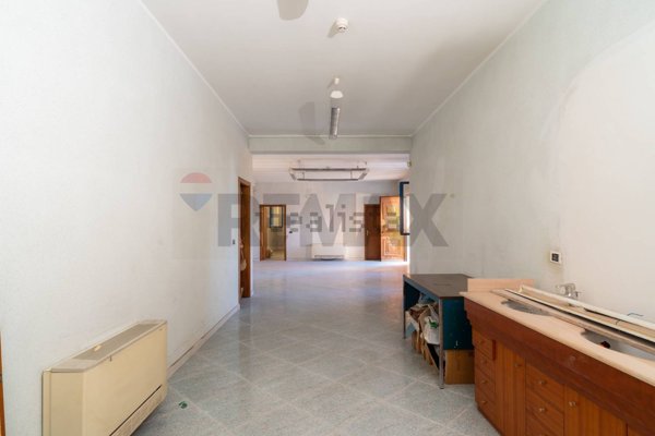 locale commerciale in vendita a Modugno