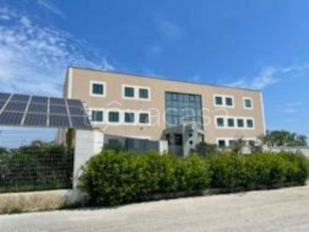locale commerciale in vendita a Modugno