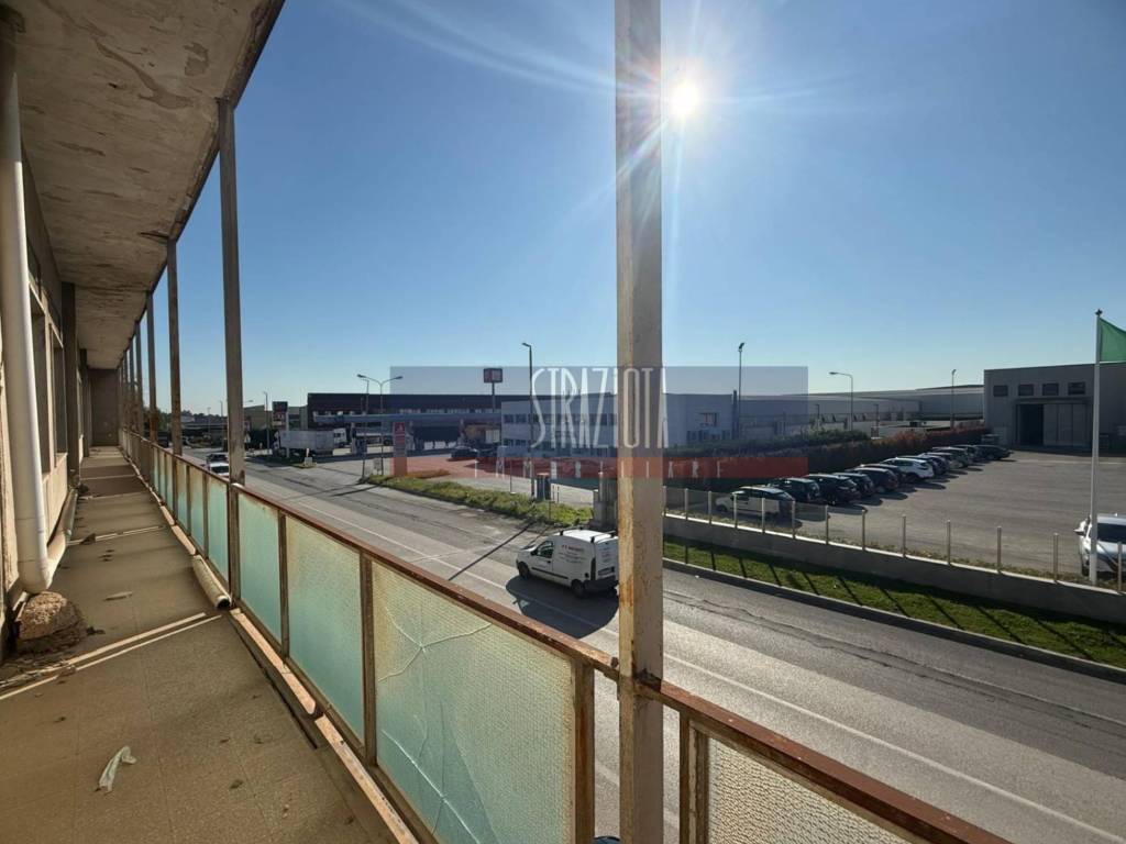 locale commerciale in vendita a Modugno