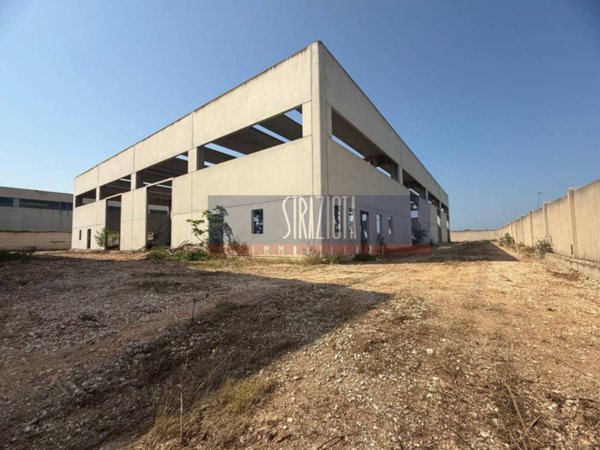 locale commerciale in vendita a Modugno