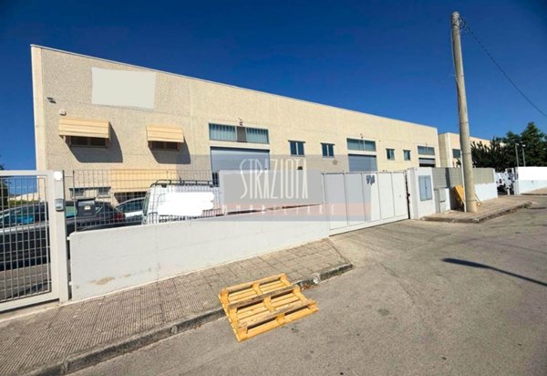 locale commerciale in vendita a Modugno