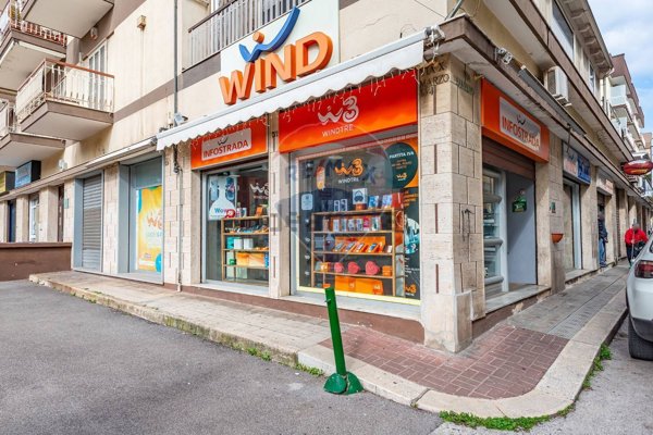 locale commerciale in vendita a Modugno