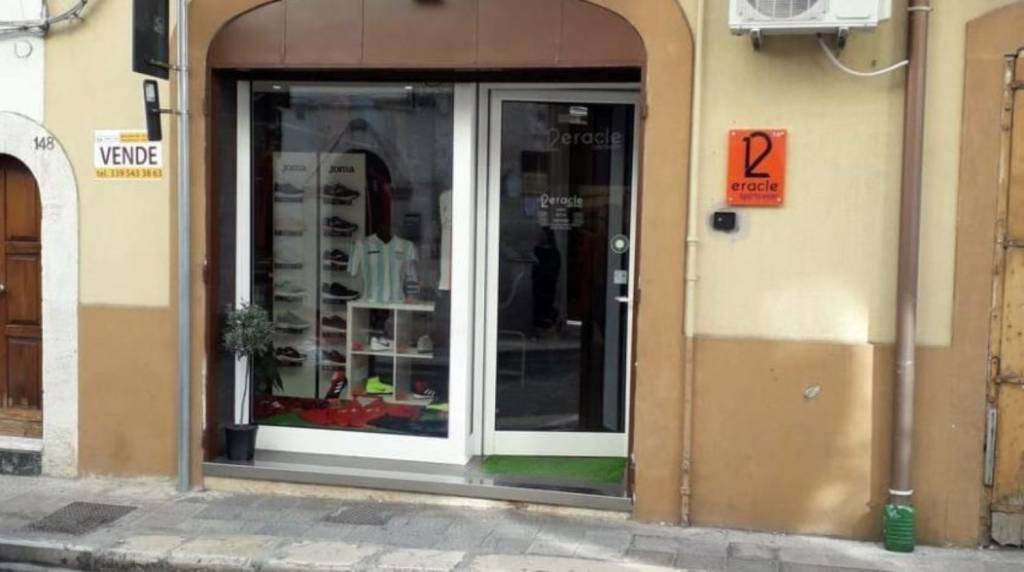 negozio in vendita a Mola di Bari