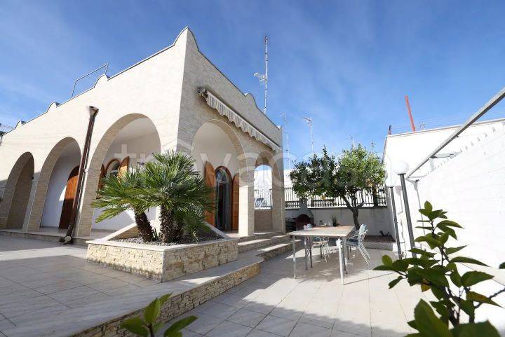 casa indipendente in vendita a Mola di Bari in zona Cozze
