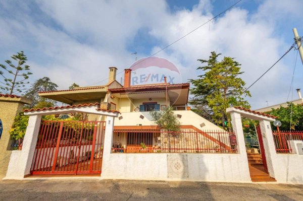 casa indipendente in vendita a Mola di Bari in zona Cozze