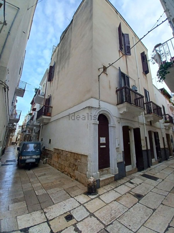 esavano in vendita a Mola di Bari
