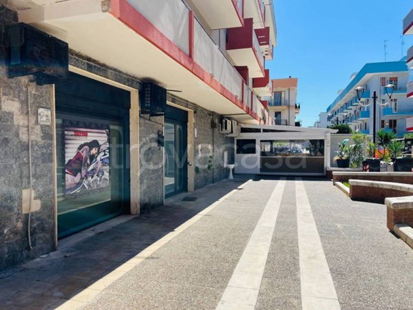 negozio in vendita a Mola di Bari