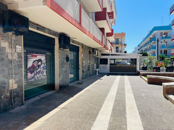 locale commerciale in vendita a Mola di Bari