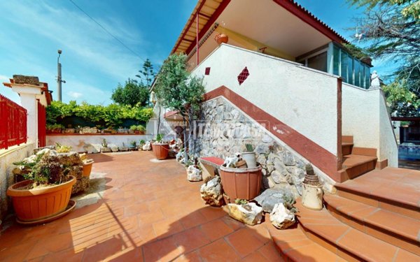casa indipendente in vendita a Mola di Bari in zona Cozze