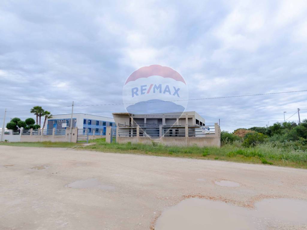 locale commerciale in vendita a Mola di Bari