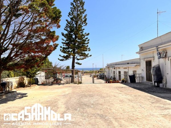 casa indipendente in vendita a Mola di Bari in zona Cozze