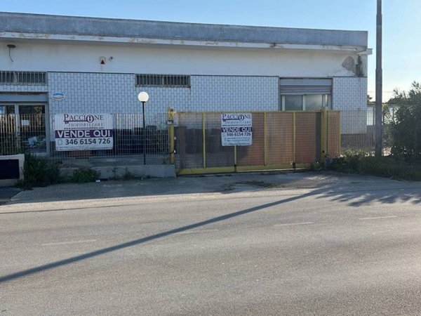 locale commerciale in vendita a Mola di Bari