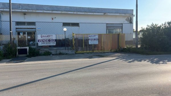 locale commerciale in vendita a Mola di Bari