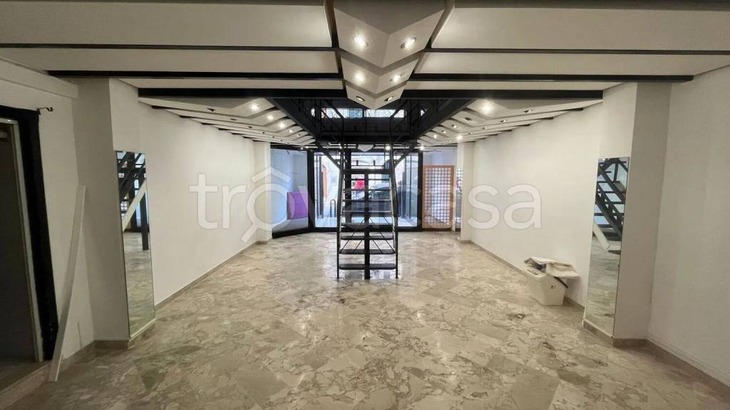 negozio in vendita a Mola di Bari