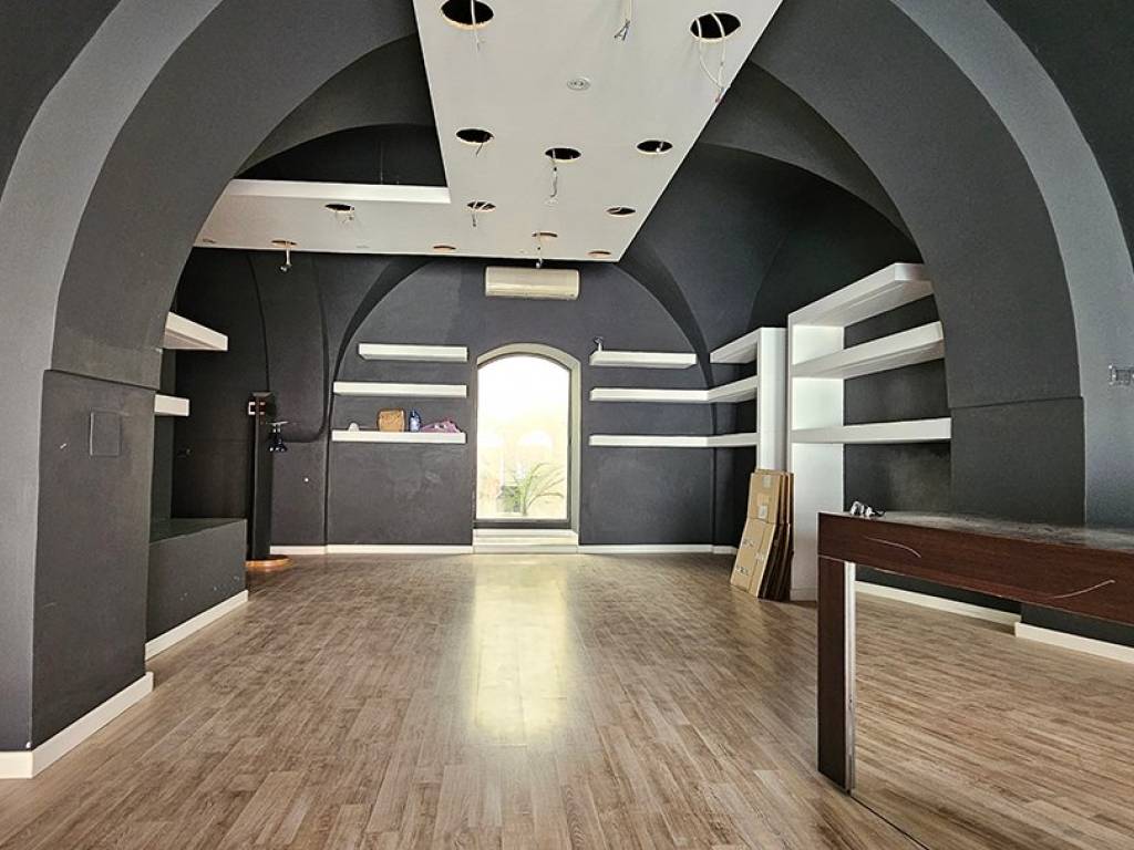 locale commerciale in vendita a Mola di Bari