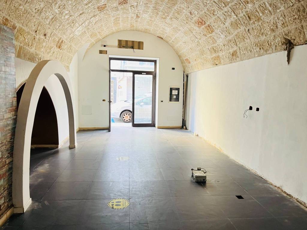 negozio in vendita a Mola di Bari