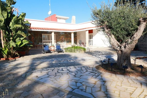 casa indipendente in vendita a Mola di Bari in zona Cozze