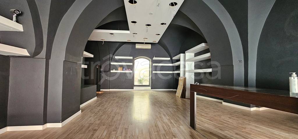 negozio in vendita a Mola di Bari