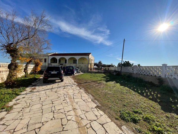 casa indipendente in vendita a Mola di Bari in zona Cozze