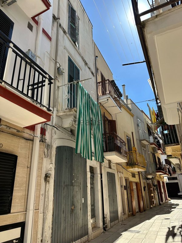 esavano in vendita a Mola di Bari