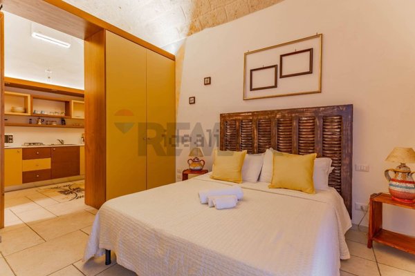 esavano in vendita a Mola di Bari