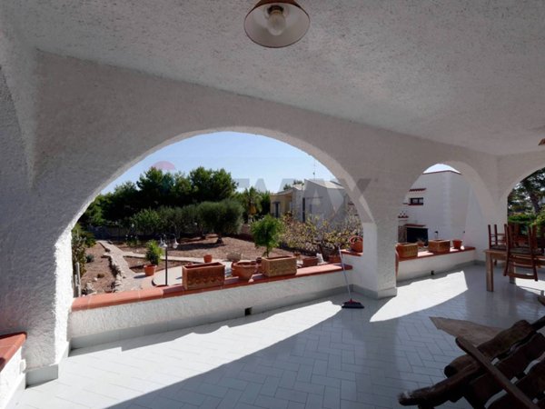 casa indipendente in vendita a Mola di Bari in zona Cozze