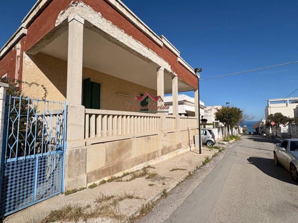 casa indipendente in vendita a Mola di Bari in zona Cozze
