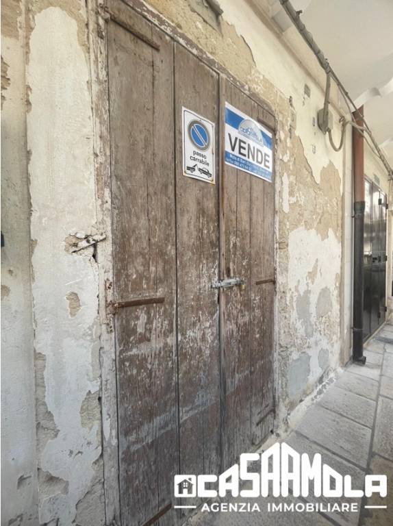 locale di sgombero in vendita a Mola di Bari