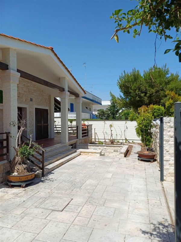 casa indipendente in vendita a Mola di Bari in zona Cozze