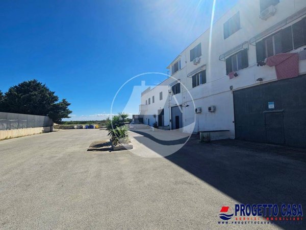 locale commerciale in vendita a Molfetta