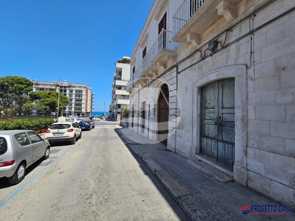 locale commerciale in vendita a Molfetta