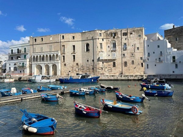 negozio in vendita a Monopoli in zona Centro Storico