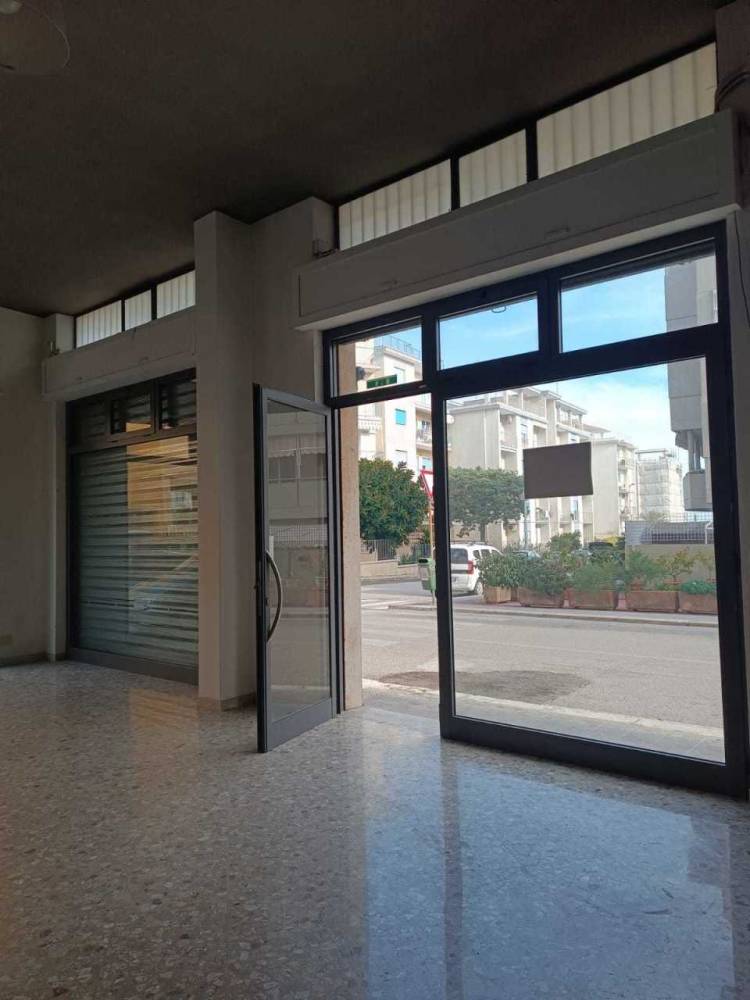 locale commerciale in vendita a Monopoli